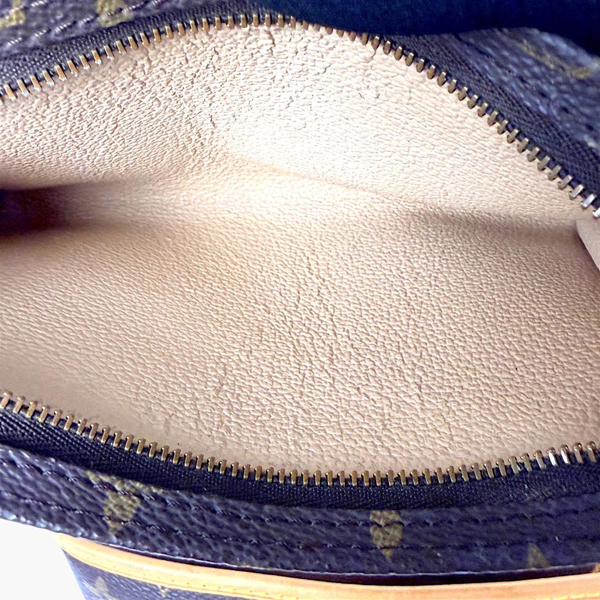 Bucket bag interior lining with navy zipper and gold metal teeth